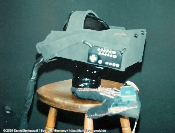 Selbst konstruierter Virtual Realitiy Helm aus den 1990er Jahren