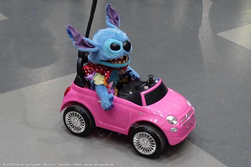Animatronischer Stitch in rosa Sportwagen